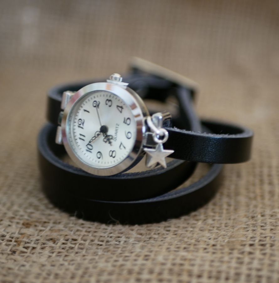Zilveren horloge met drievoudige lederen band en bedeltje om te personaliseren