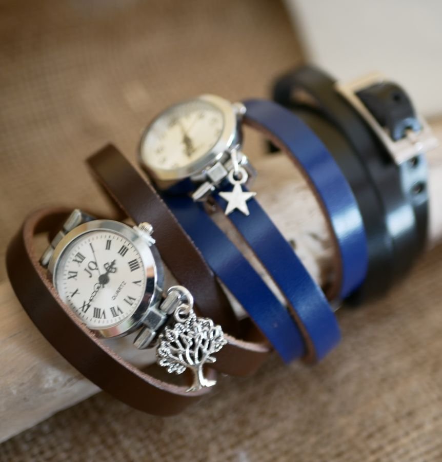 Zilveren horloge met drievoudige lederen band en bedeltje om te personaliseren