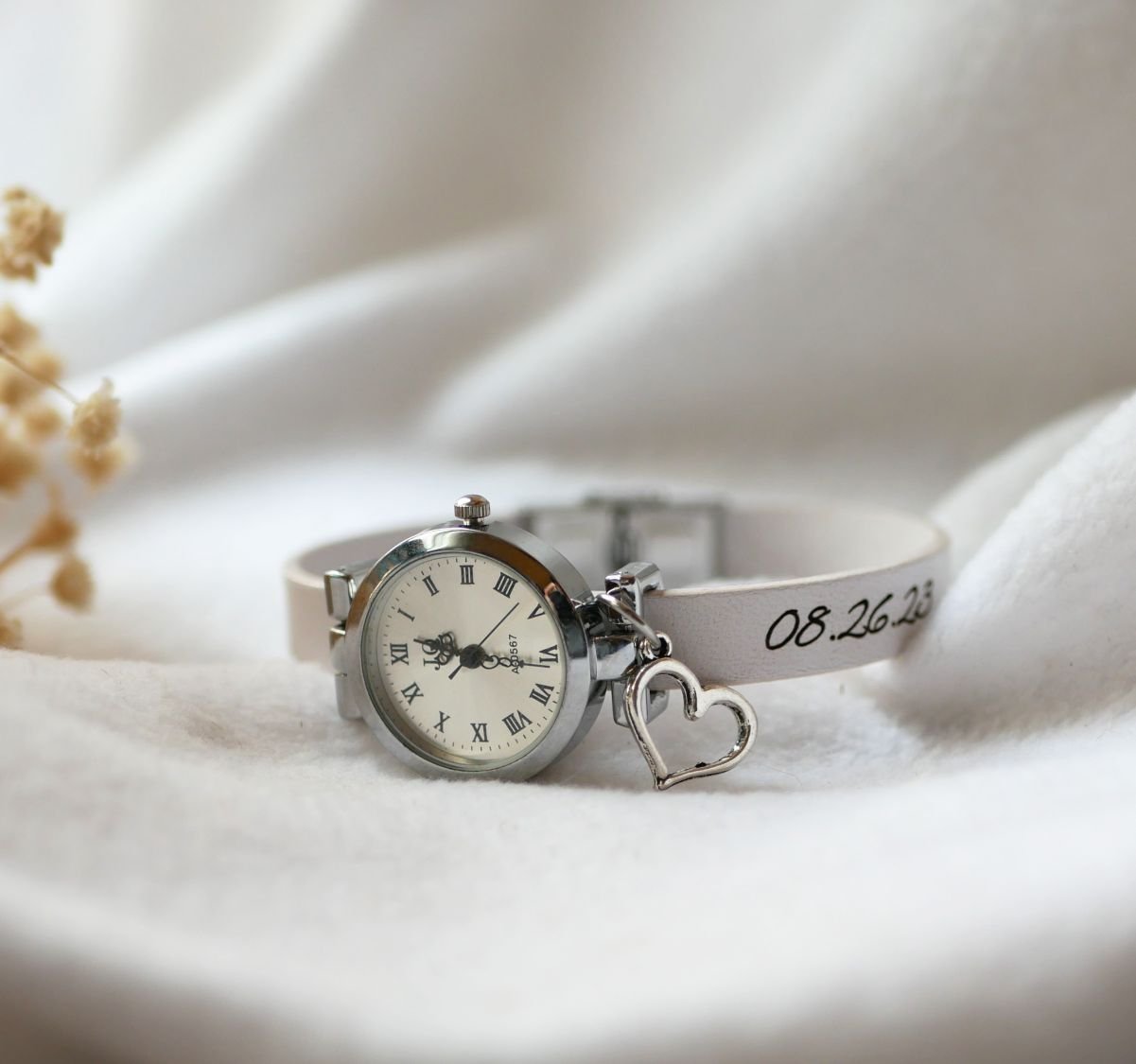 Zilveren horloge met bedel en lederen band met verstelbare sluiting