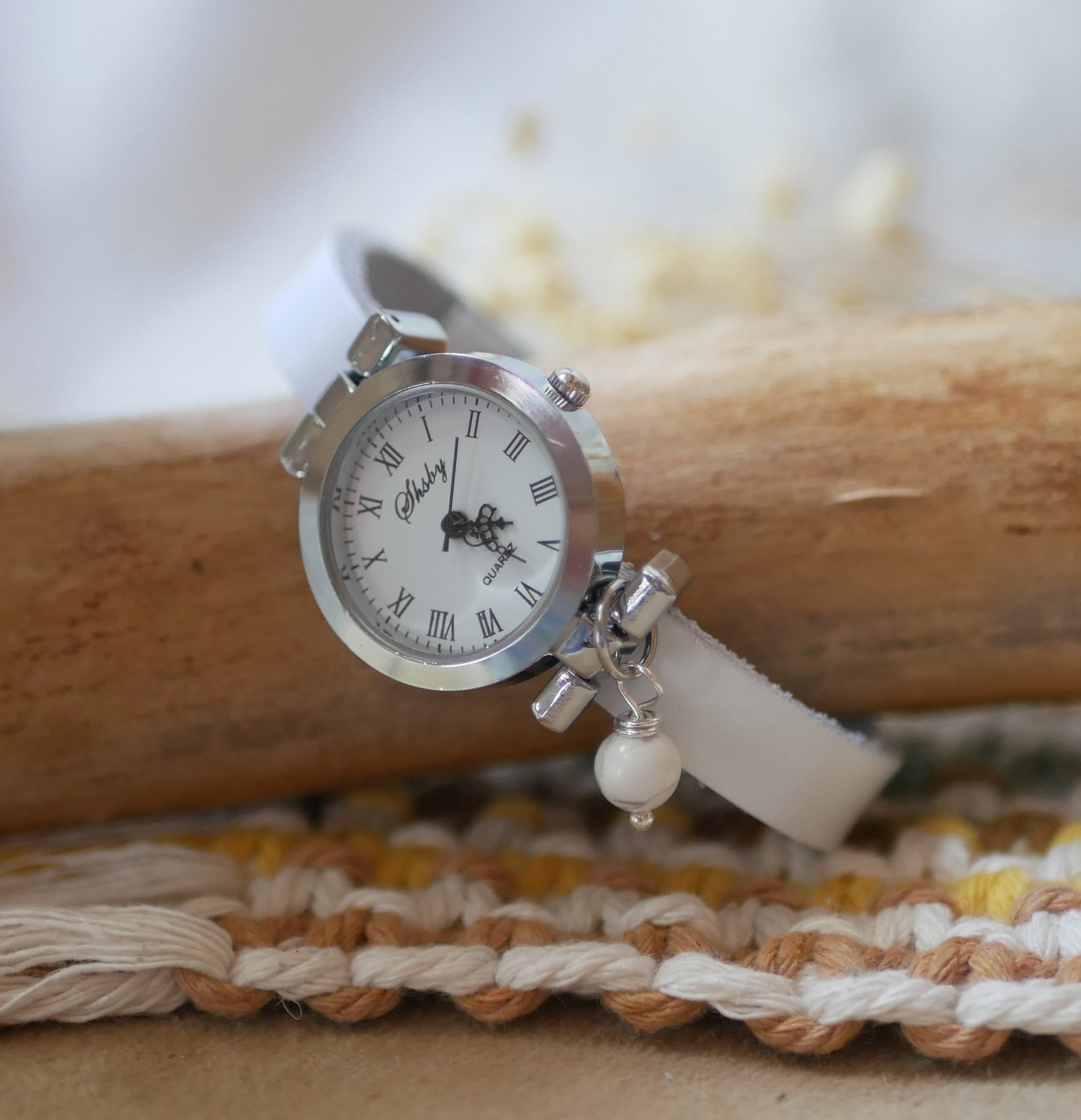 Zilveren horloge met bedel en lederen band met verstelbare sluiting