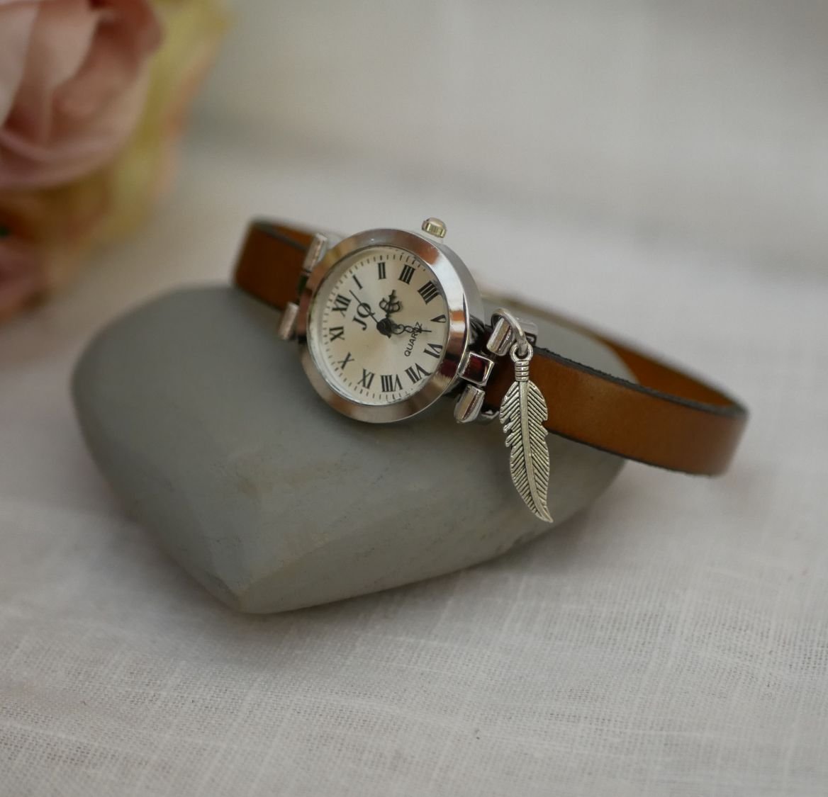 Zilveren horloge met bedel en lederen band met verstelbare sluiting