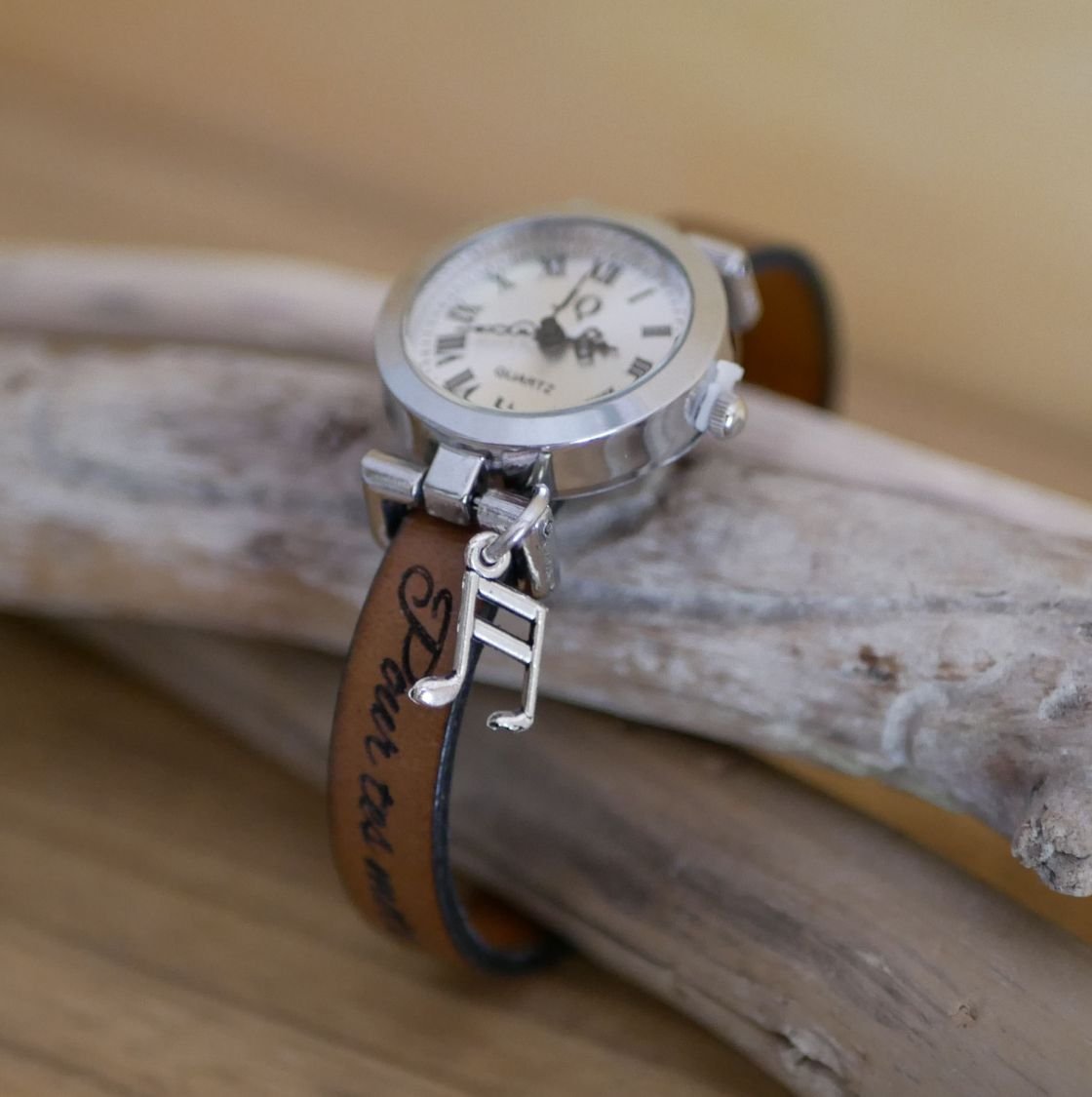 Zilveren horloge met bedel en lederen band met verstelbare sluiting