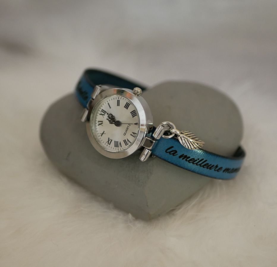 Zilveren horloge met bedel en lederen band met verstelbare sluiting