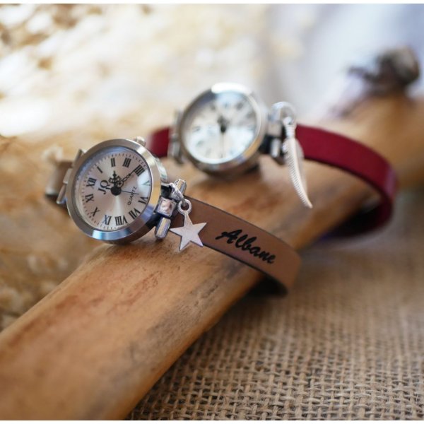 Zilveren horloge met bedel en lederen band met verstelbare sluiting