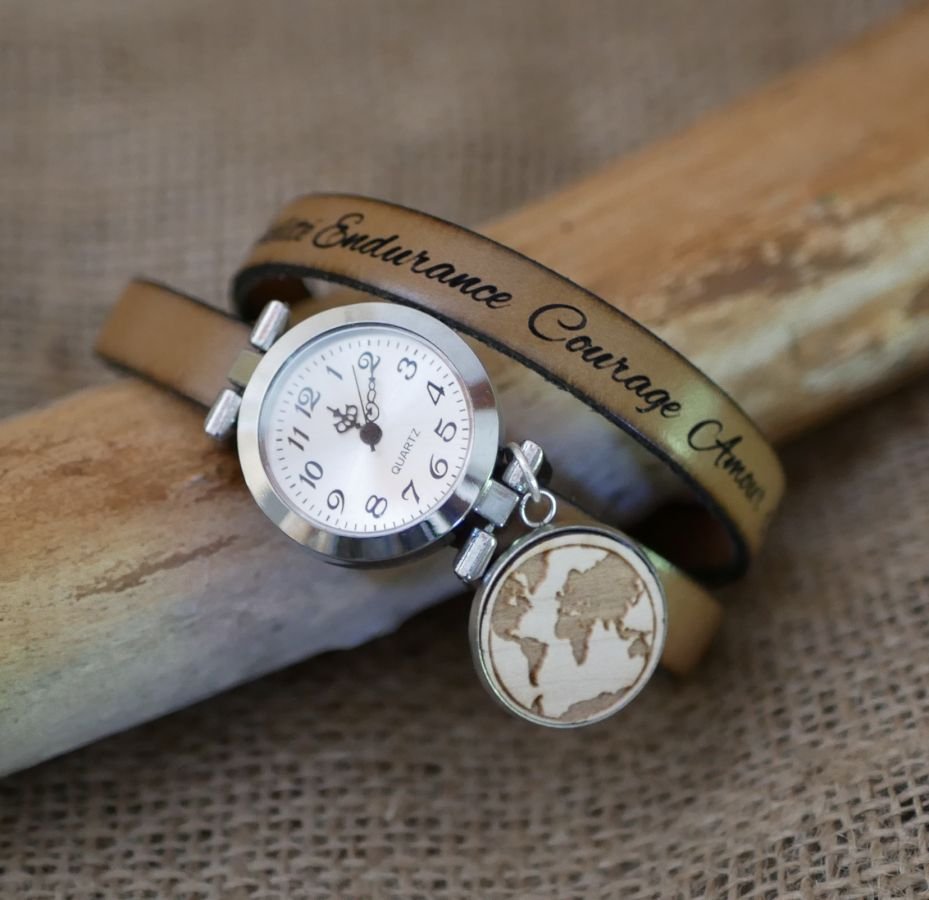 Gegraveerd houten cabochon horloge met dubbele lederen band 