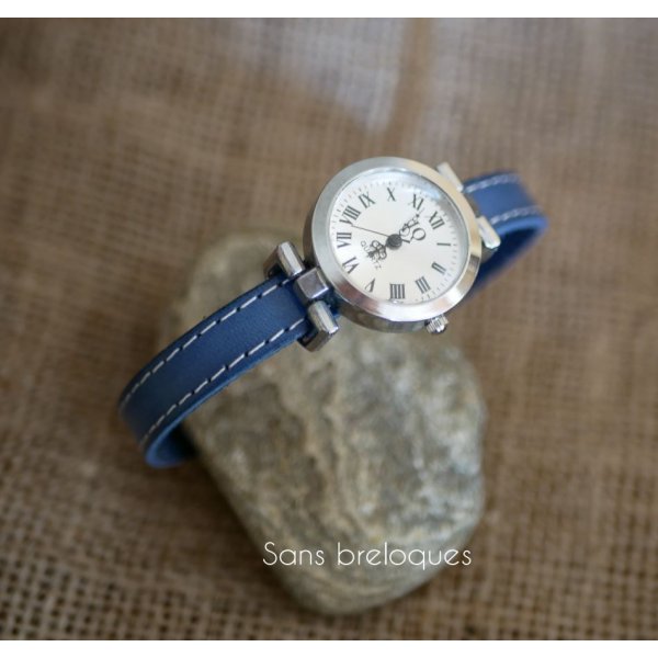 Blauw lederen horloge met witte stiksels