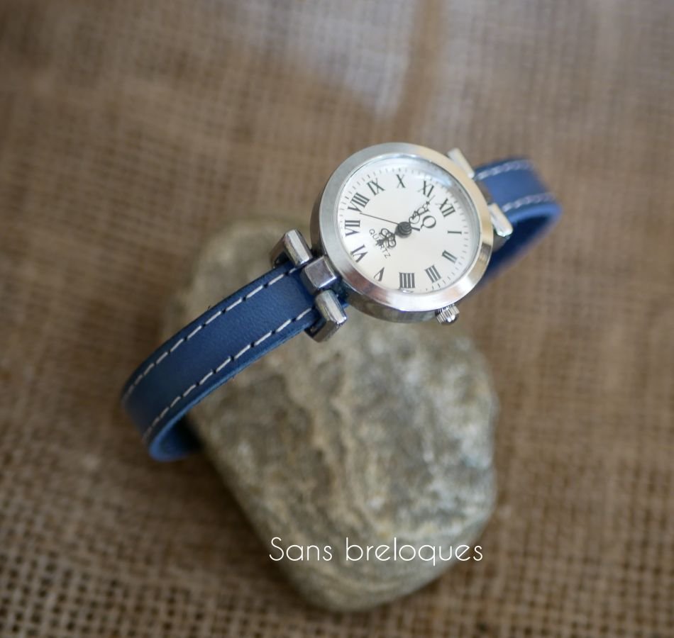 Blauw lederen horloge met witte stiksels