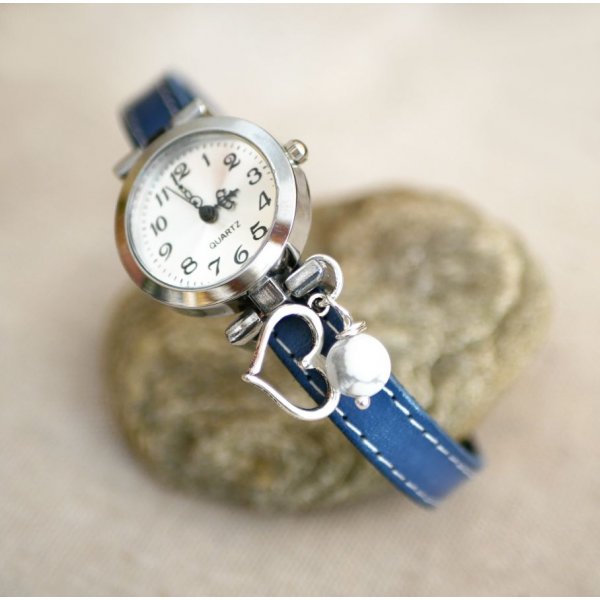 Blauw lederen horloge met witte stiksels