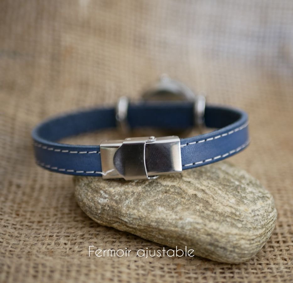 Blauw lederen horloge met witte stiksels