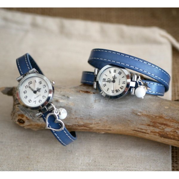 Blauw lederen horloge met witte stiksels