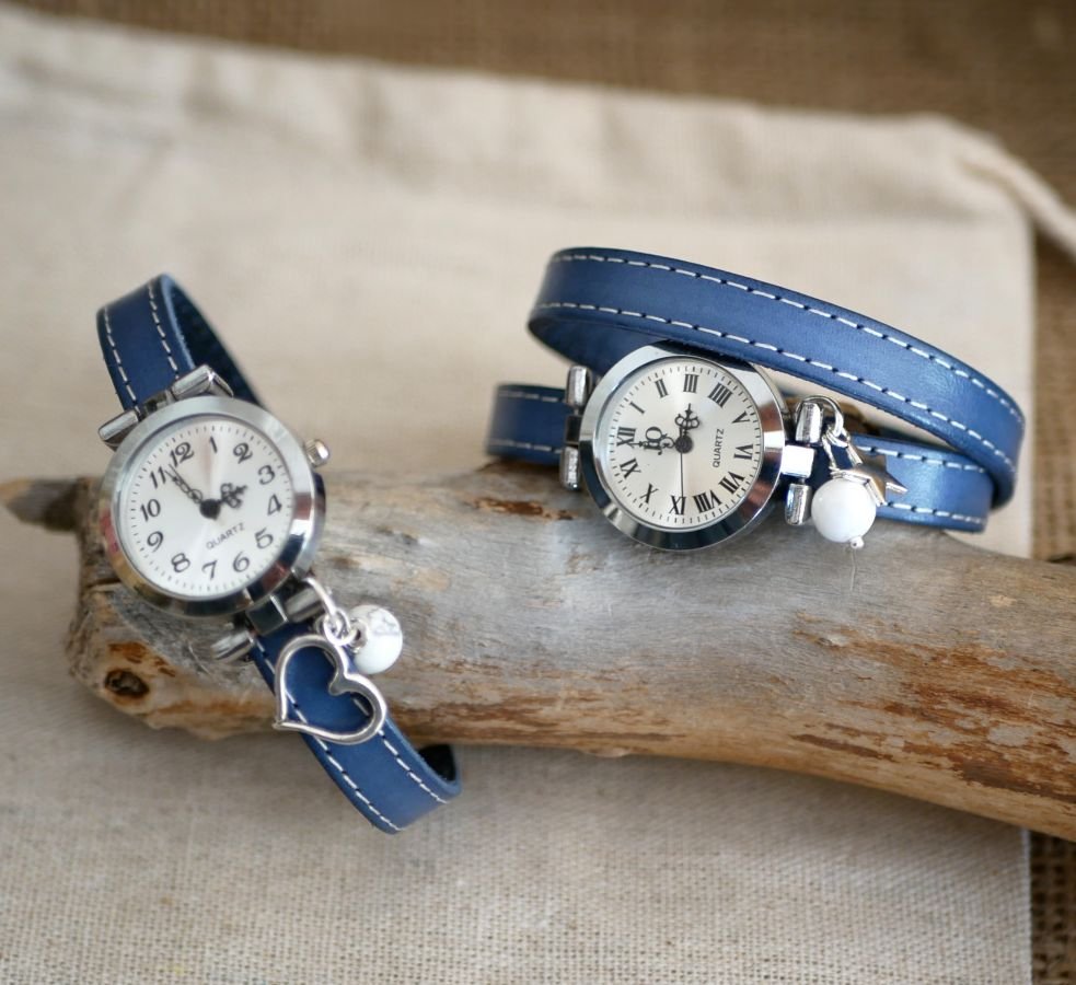 Blauw lederen horloge met witte stiksels