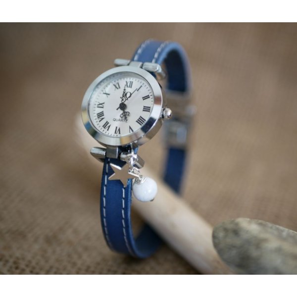 Blauw lederen horloge met witte stiksels