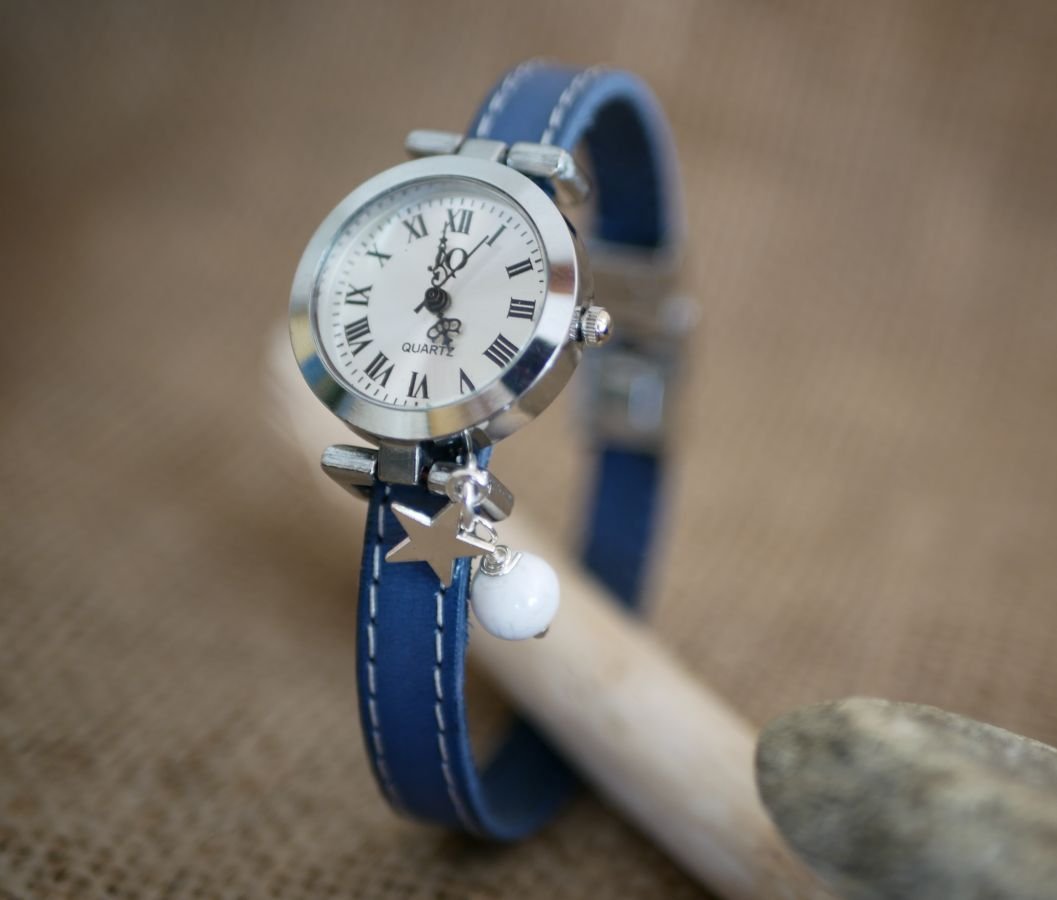 Blauw lederen horloge met witte stiksels
