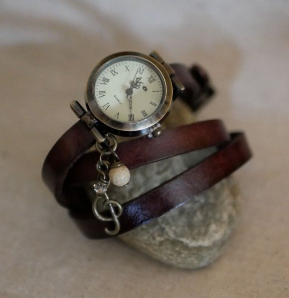 Leren armbandhorloge met veer- en parelbedels