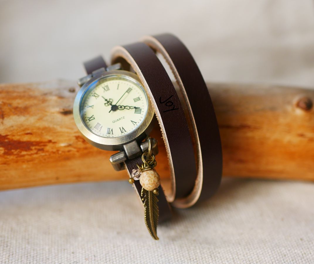 Leren armbandhorloge met veer- en parelbedels