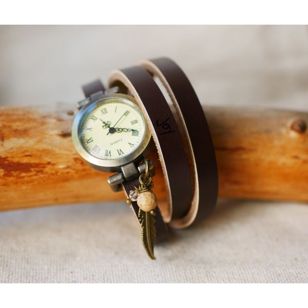 Leren armbandhorloge met veer- en parelbedels