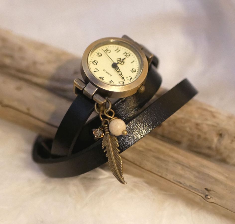 Leren armbandhorloge met veer- en parelbedels