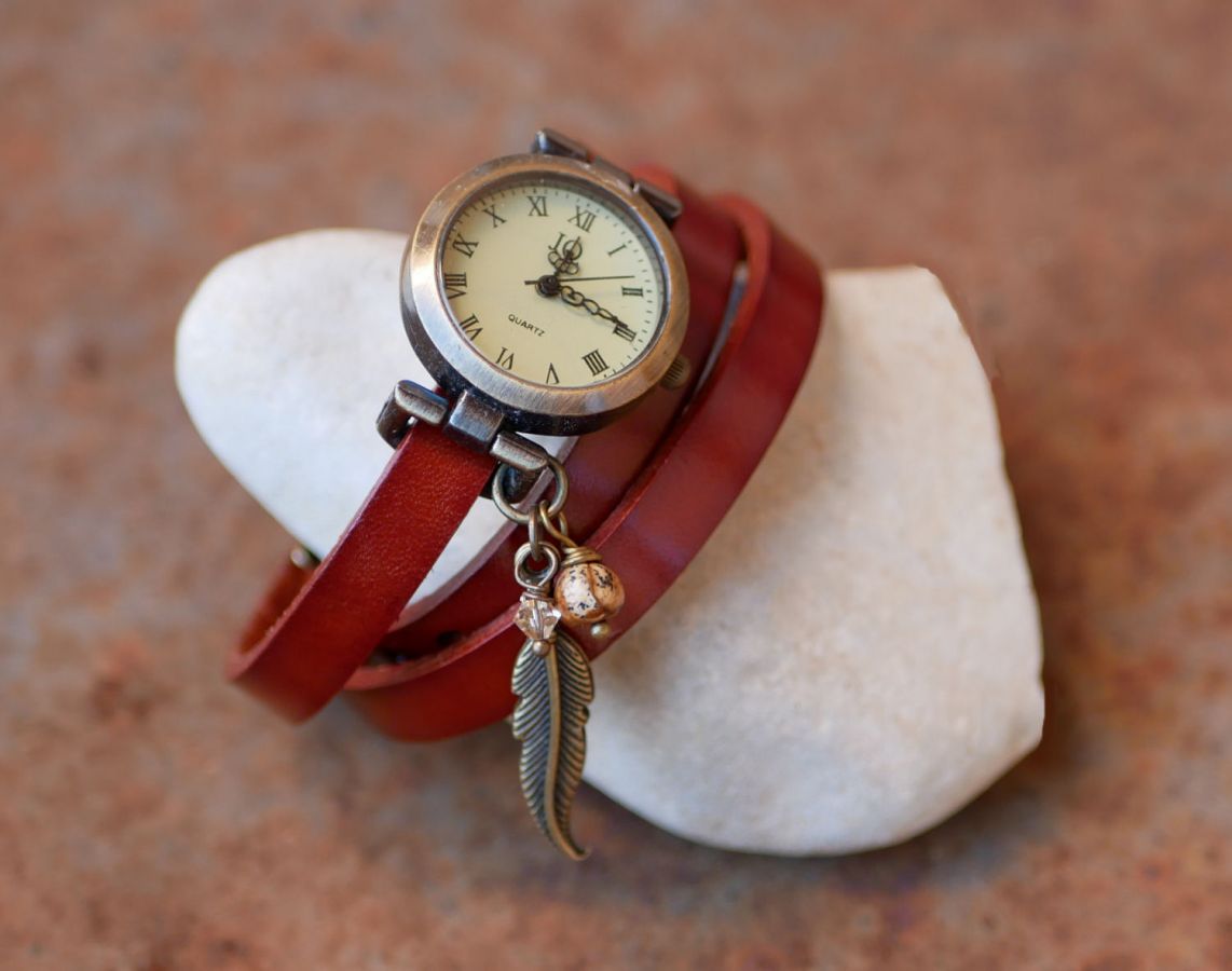 Leren armbandhorloge met veer- en parelbedels