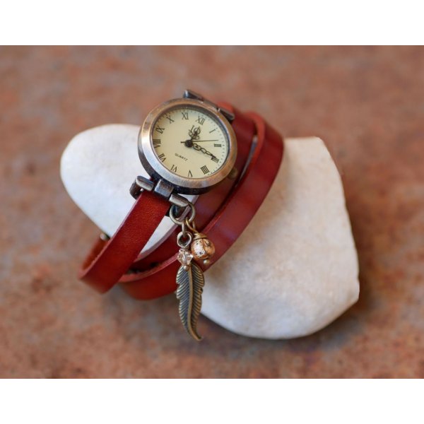 Leren armbandhorloge met veer- en parelbedels