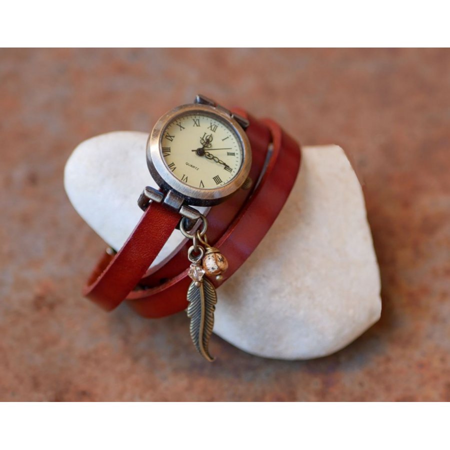 Leren armbandhorloge met veer- en parelbedels