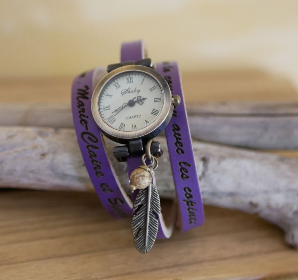 Leren armbandhorloge met veer- en parelbedels