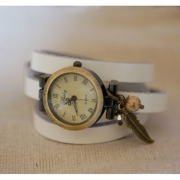 Leren armbandhorloge met veer- en parelbedels