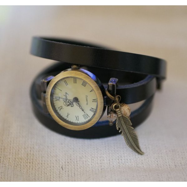 Leren armbandhorloge met veer- en parelbedels