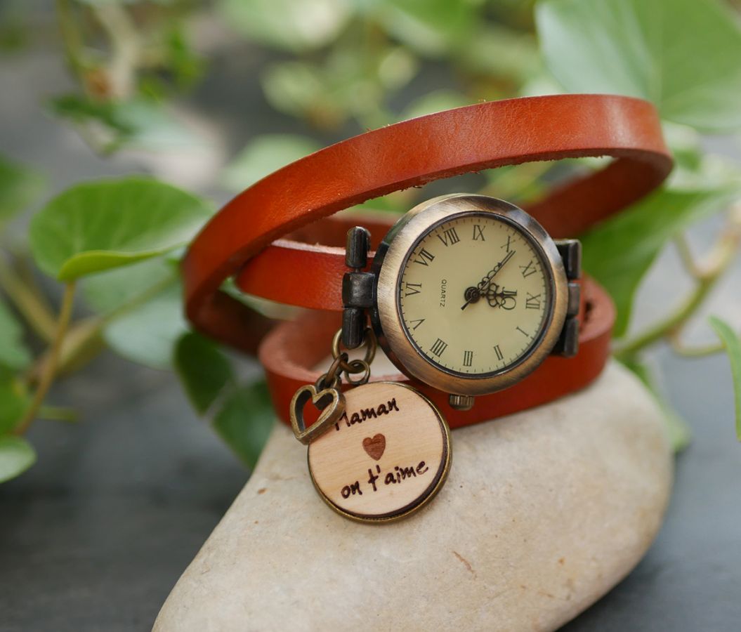 Lederen armbandhorloge met te graveren houten cabochon