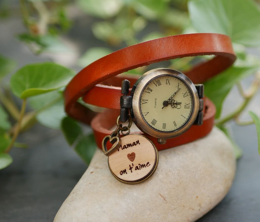 Lederen armbandhorloge met te graveren houten cabochon
