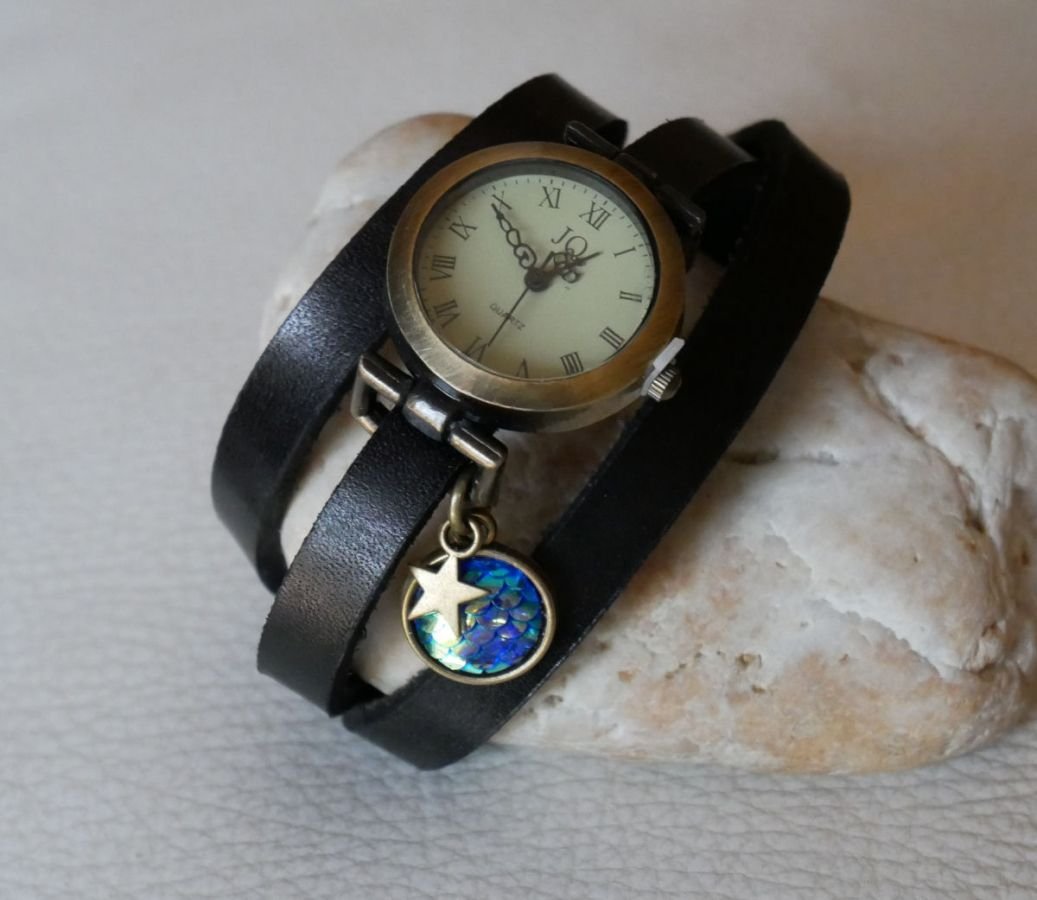 Lederen armbandhorloge met blauwe schubben cabochon