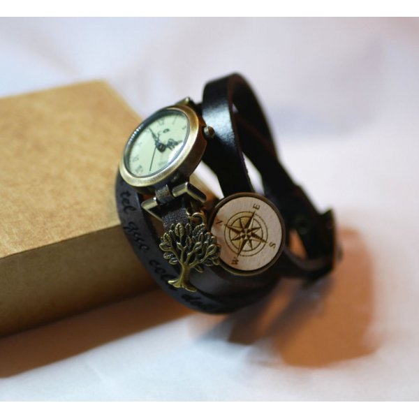 Lederen armbandhorloge met te graveren houten cabochon