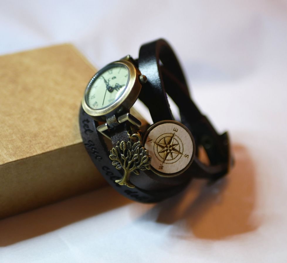 Lederen armbandhorloge met te graveren houten cabochon