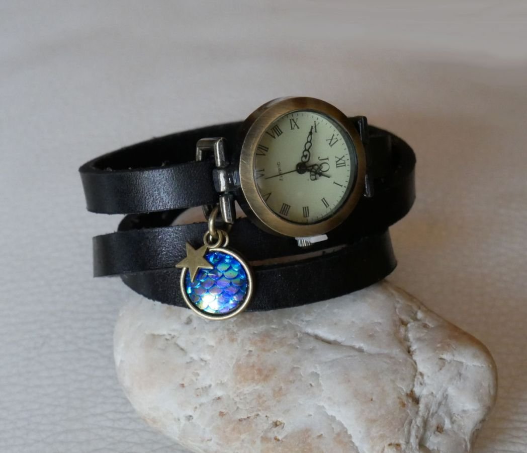 Lederen armbandhorloge met blauwe schubben cabochon
