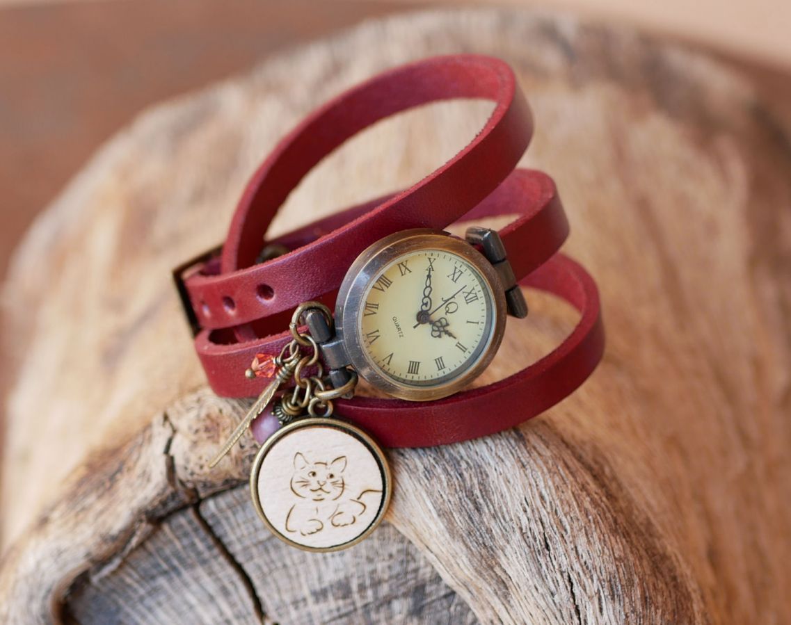 Lederen armbandhorloge met te graveren houten cabochon