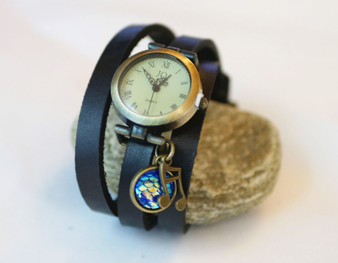 Lederen armbandhorloge met blauwe schubben cabochon