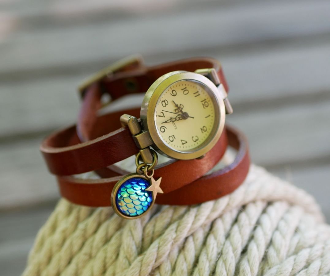 Lederen armbandhorloge met blauwe schubben cabochon