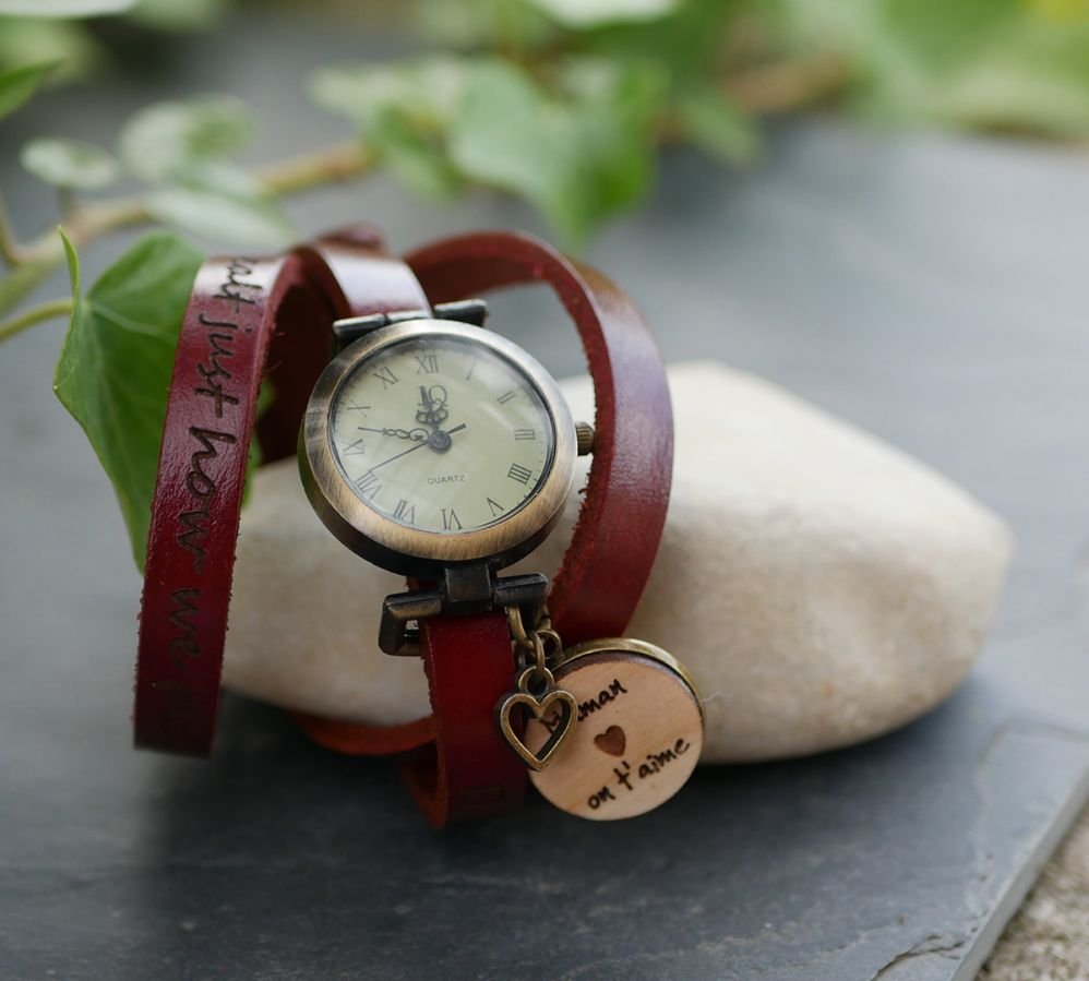 Lederen armbandhorloge met te graveren houten cabochon