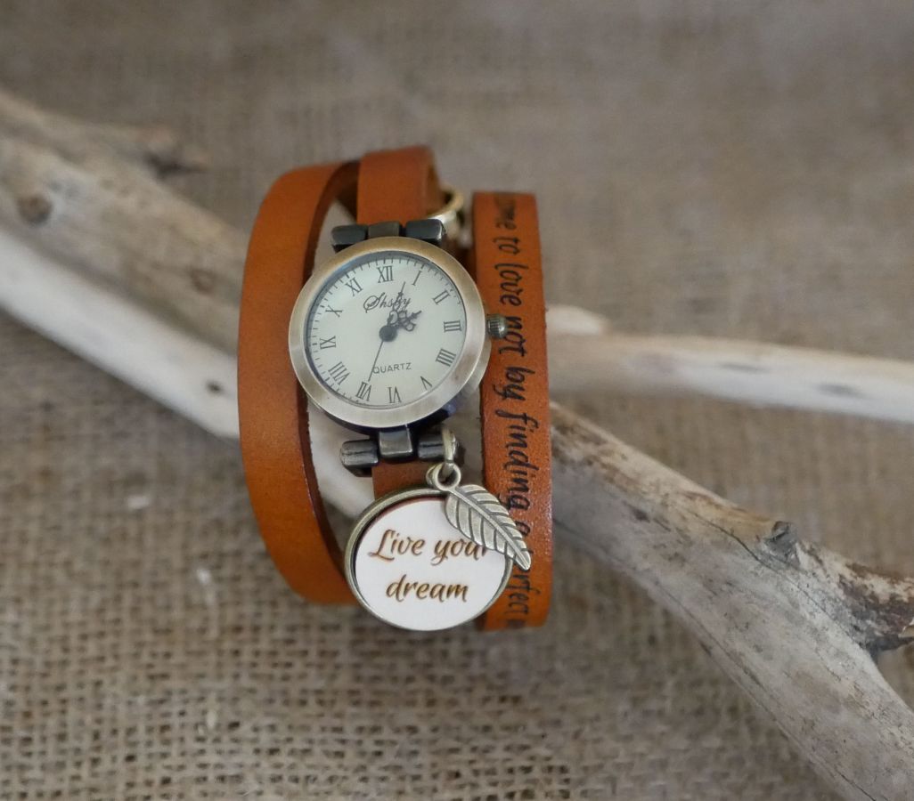 Lederen armbandhorloge met te graveren houten cabochon