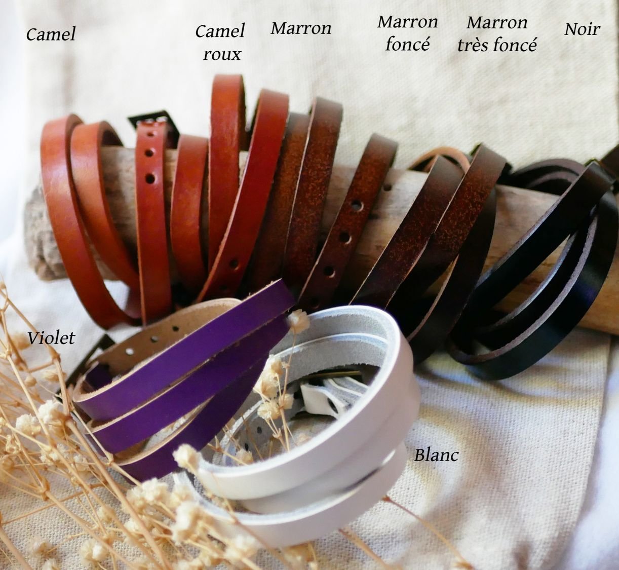 Horloge met leren band en asymmetrische wijzerplaat