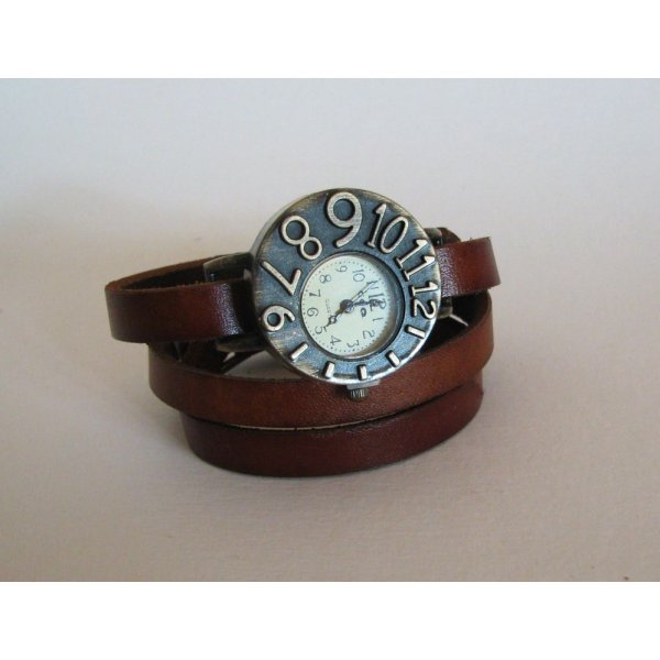 Horloge met leren band en asymmetrische wijzerplaat
