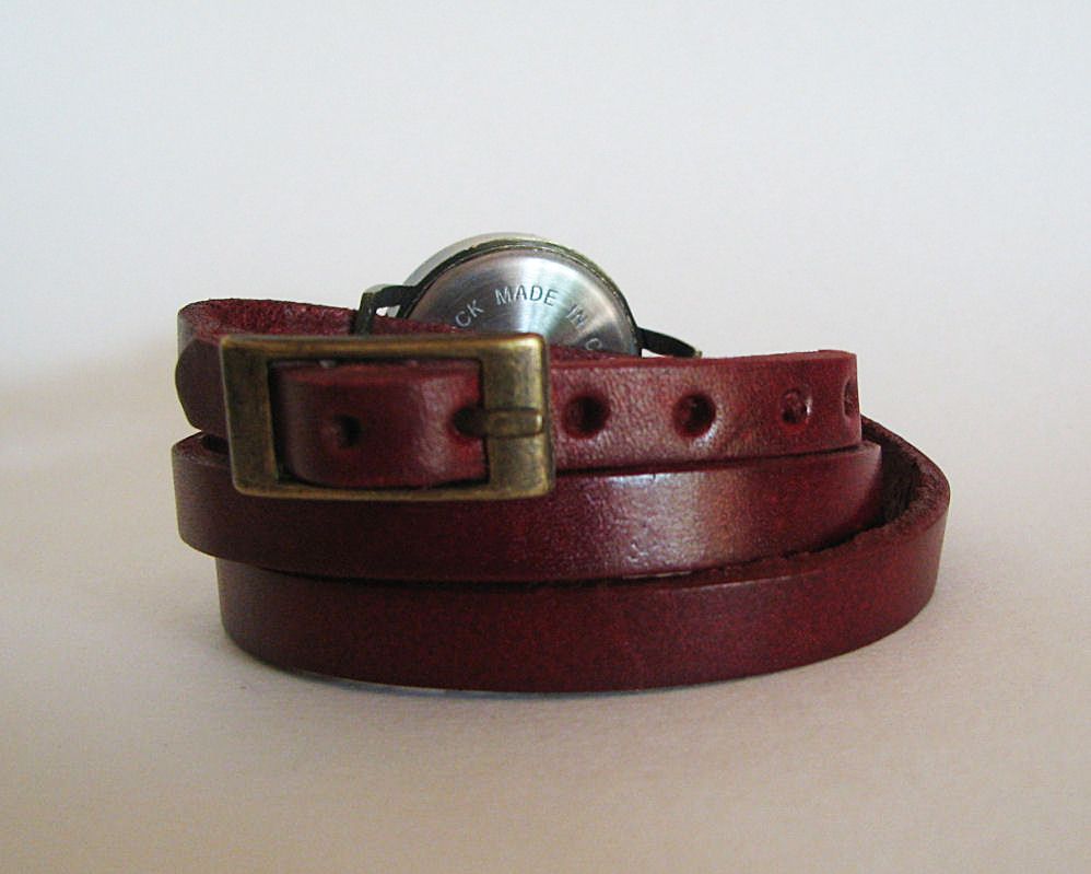 Horloge met leren band en asymmetrische wijzerplaat