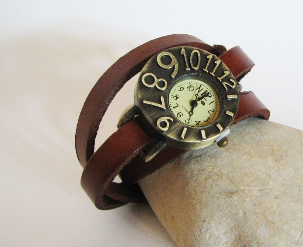 Horloge met leren band en asymmetrische wijzerplaat