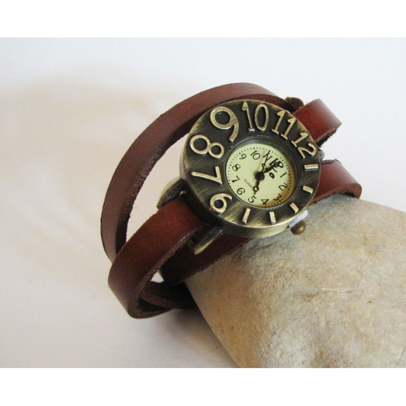 Horloge met leren band en asymmetrische wijzerplaat