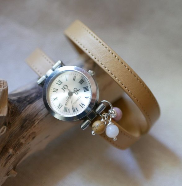 Leren armbandhorloge met camelkleurige kralen