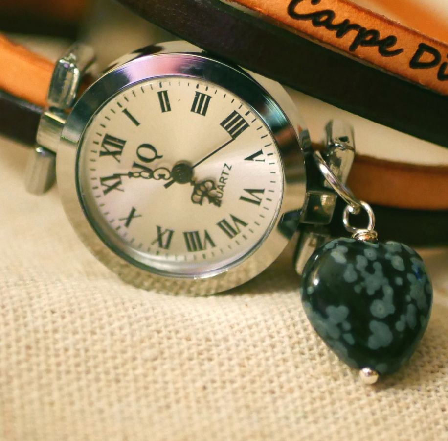 Horloge met dubbele lederen band en obsidiaan stenen hart, kleuren te personaliseren 