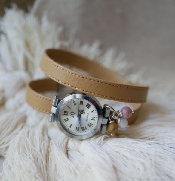 Leren armbandhorloge met camelkleurige kralen