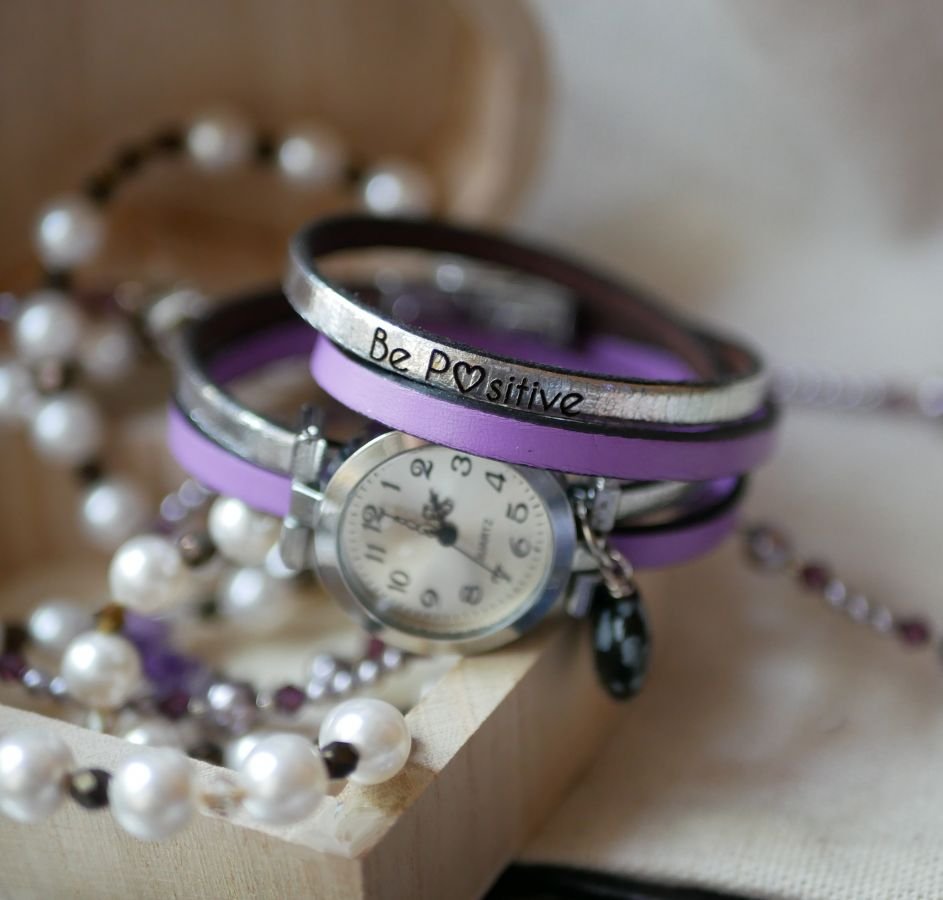 Horloge met dubbele lederen band en obsidiaan stenen hart, kleuren te personaliseren 