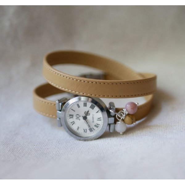 Leren armbandhorloge met camelkleurige kralen
