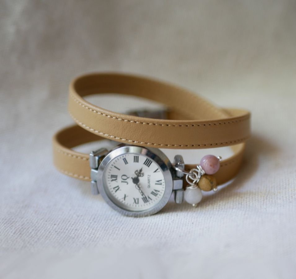 Leren armbandhorloge met camelkleurige kralen