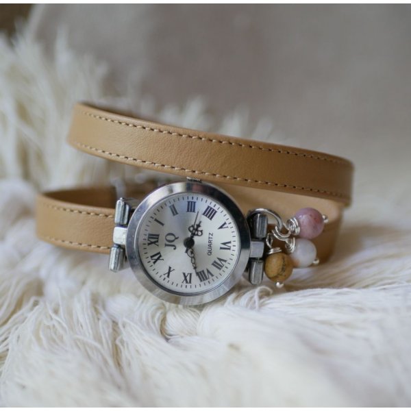 Leren armbandhorloge met camelkleurige kralen